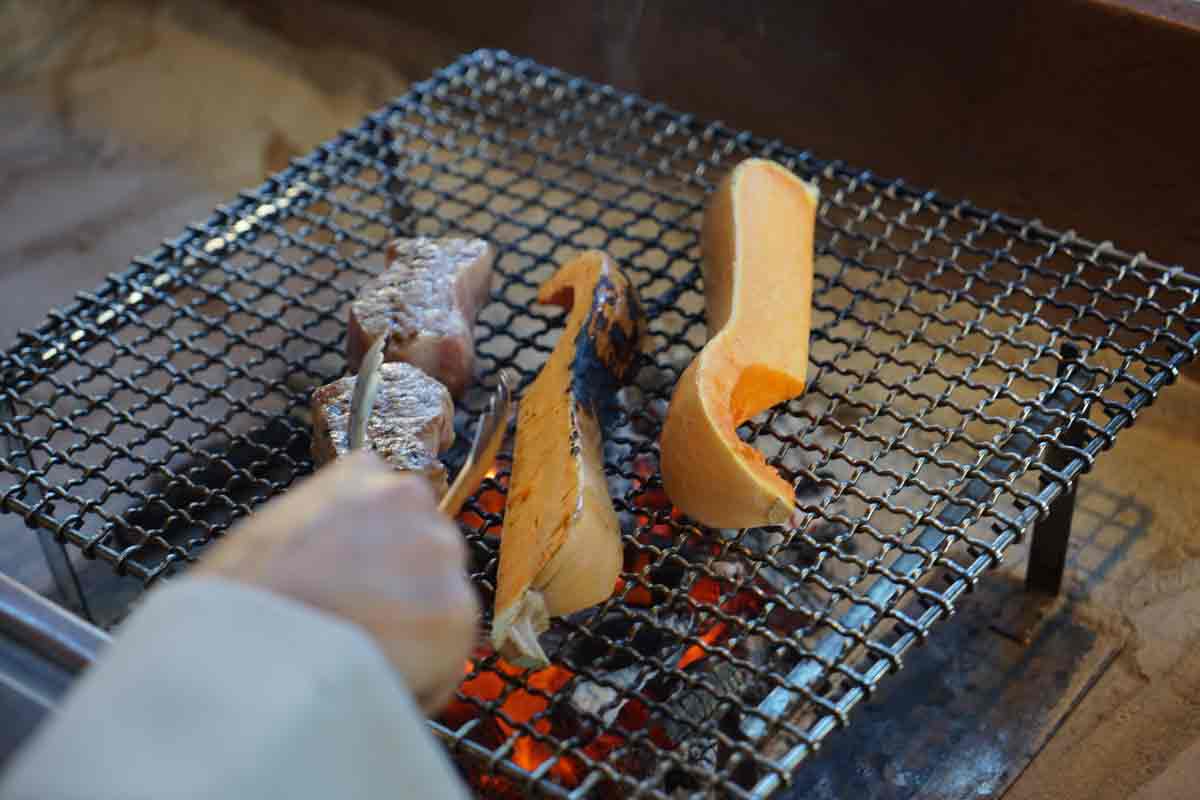 脂が少なくも旨味が濃い富士山麓牛のもも肉と焼き野菜。（「織之家」の焼き物）イメージ