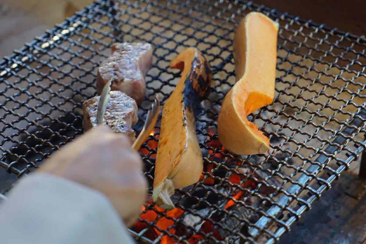 るうふ織之家：富士山麓牛、富士桜ポークと季節野菜の丸ごと炭火焼きイメージ画像