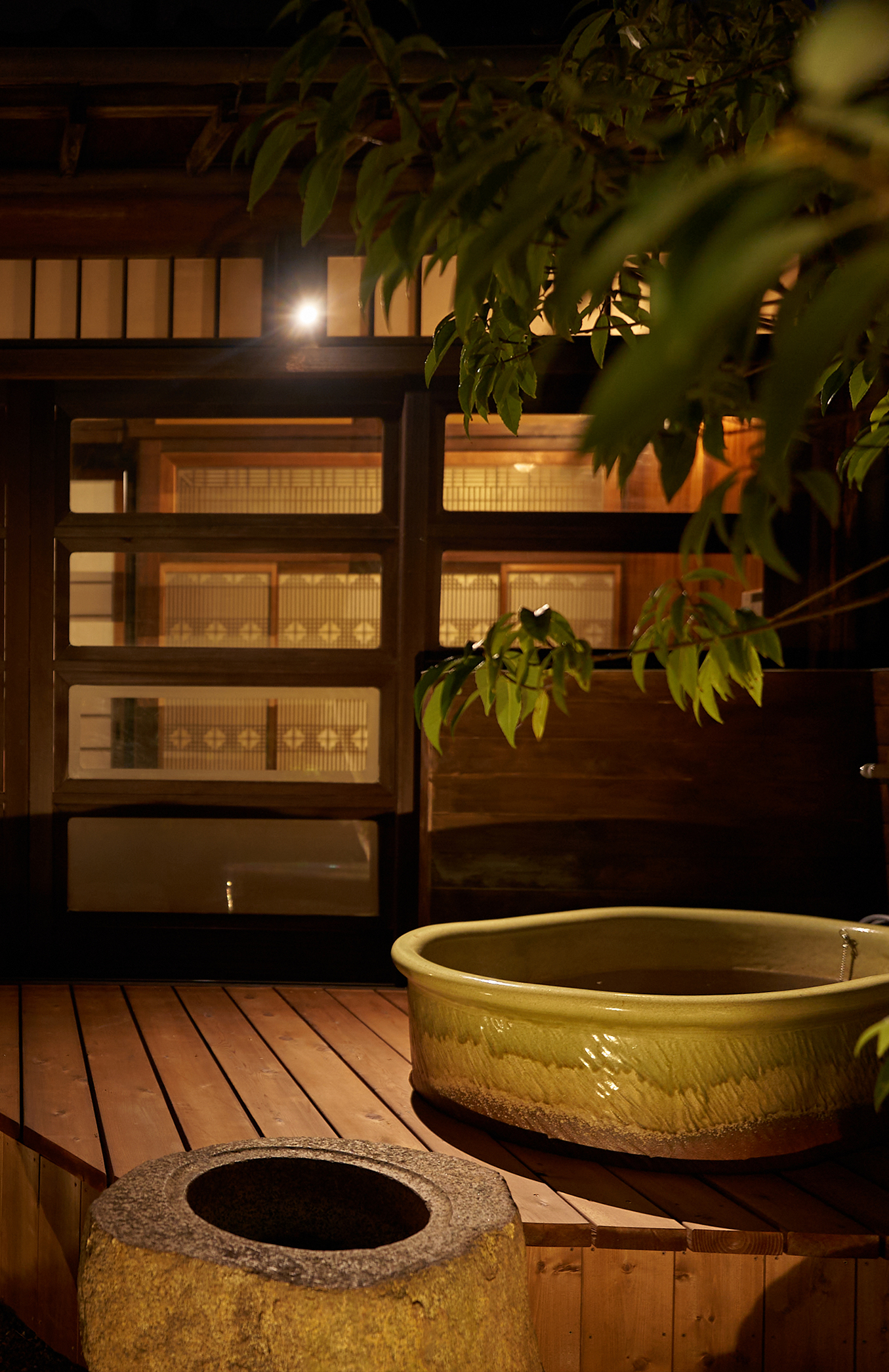 宿一覧 | LOOF Hotels | 露天風呂 | 一棟貸し古民家宿るうふ